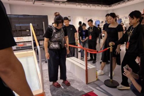 舒适止滑鞋为人们的出行安全保驾护航球王会网站关注出行安全防护！百宝(图1)