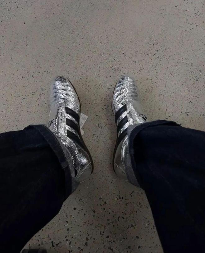 4双sneakers值得一冲！当「液态银」成春夏潮人招牌色这(图19)