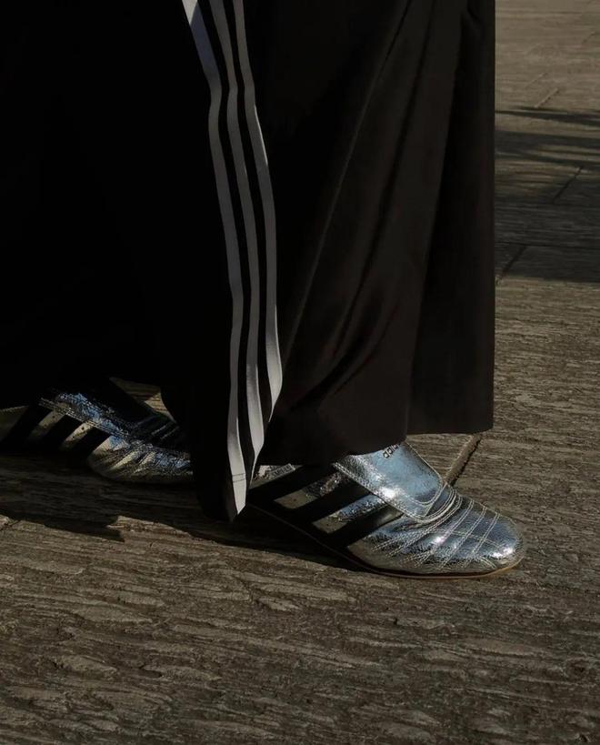4双sneakers值得一冲！当「液态银」成春夏潮人招牌色这(图7)