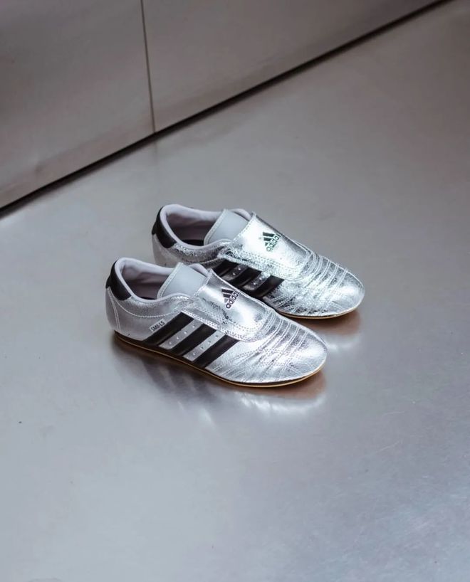 4双sneakers值得一冲！当「液态银」成春夏潮人招牌色这(图16)