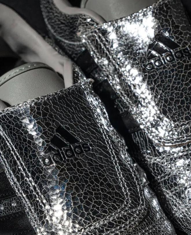 4双sneakers值得一冲！当「液态银」成春夏潮人招牌色这(图23)